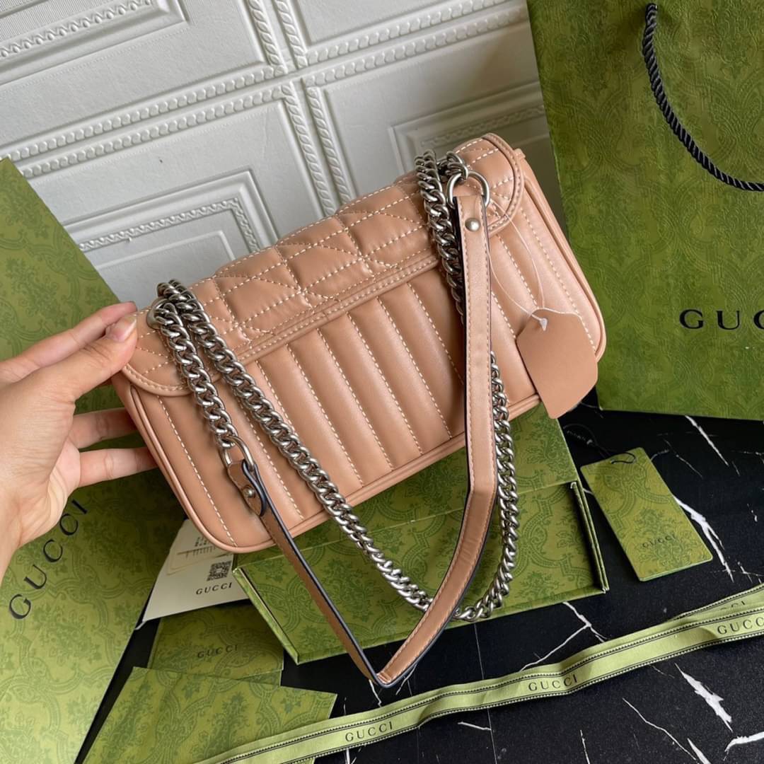 หนังแท้ 26cm GUCCI GG Marmont leather shoulder bag แบบใหม่ล่าสุด ราคานี้หนังแท้คือคุ้มมากเลยค่าสาวๆ ต้องจัดแล้วน้าา ยกระดับความหรูให้กับตัวเองกันหน่อย ด้วยกระเป๋ารุ่นนี้!! ครอสบอดี้ที่ดีไซน์หรู อัพเลเวล ในราคาที่จับต้องได้ พร้อมเสิร์ฟความสวยตรงถึงบ้านแล้ว