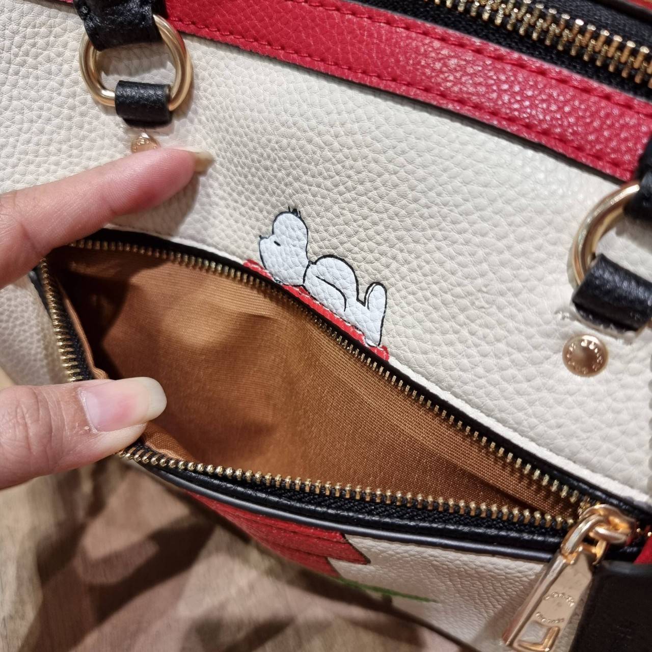 LIMITED EDITION💥 🌈สวย+คุณภาพ สินค้าต้องมีค่า Coach X Peanuts Rowan Satchel With Snoopy ((C6164)) พร้อมส่งที่ไทย ใหม่ล่าสุด ห้ามพลาดค่าา! สวยกันให้สุด กับกระเป๋าทรงหมอน ขนาดกลางกำลังดี หนังแท้นิ่ม ลายหนังสวยงามมากๆค่ะ 🔺ด้านหน้ามีโลโ