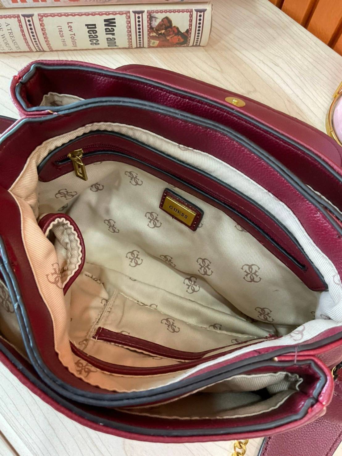 Guess Destiny Strap Shoulder Bag กระเป๋าสะพายไหล่ และ Crossbody จาก Guess factory วัสดุ PU คุณภาพดี หนังนุ่มากเหมือนหนังแกะ น้ำหนักเบามาก ด้านหน้าประดับด้วยโลโก้แบรนด์ และ มาพร้อมพวงกุญแจแบรนด์สุดหรู