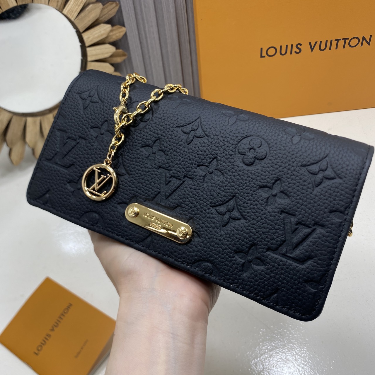 TOP ORI หนังแท้ | LV Wallet On Chain Lily Bag soft grained Monogram Empreinte leather กระเป๋าสะพายทรงคลัชถือเป็นกระเป๋าสตางค์ สายสะพายโซ่ทองหรูหราถอดได้ หนังแท้ลายเกรนเนื้อนุ่ม ทรงสี่เหลี่ยมทันสมัยเข้ากับลุคเรโทรเรียบหรู