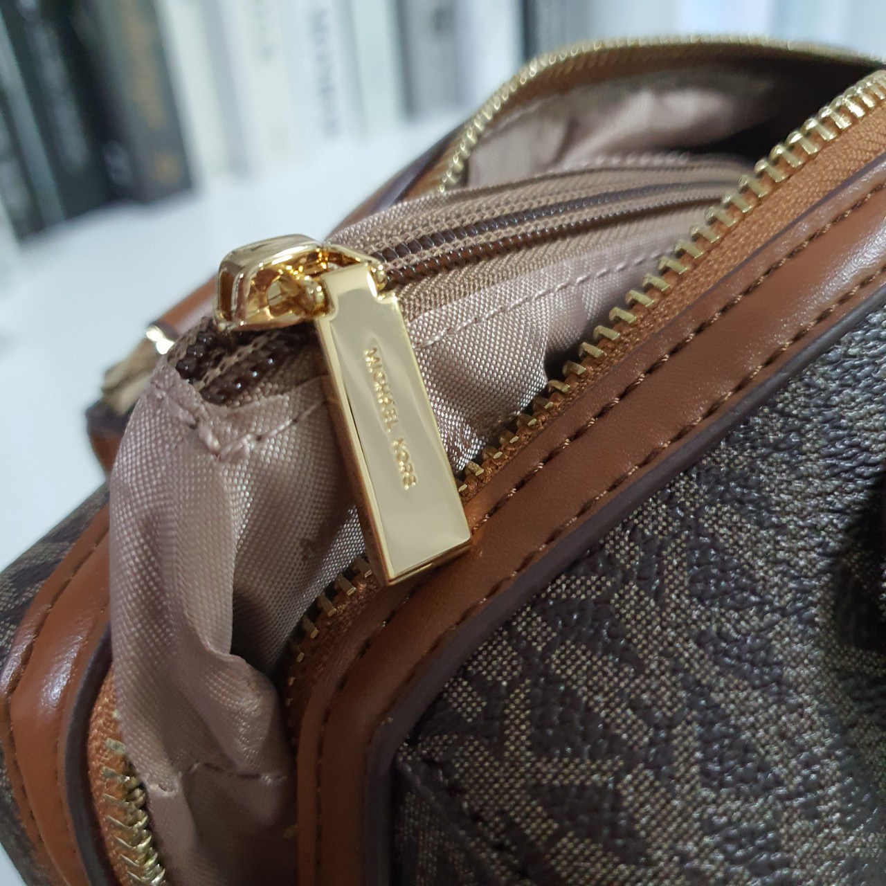 MICHEAL KORS HAYES DUFFLE BAG กระเป๋าสะพายทรงหมอนยอดฮิต ขนาดกลาง วัสดุหนังสังเคราะห์ปั้มลาย MK ทั้งใบ สวยอยู่ทรง ประดับโลโก้แบรนด์ด้านหน้า ด้านในบุผ้าไนลอน มีช่องซิปอีกหนึ่งช่อง สามารถใส่กระเป๋าสตางค์ใบยาว มือถือ iphone เงิน ของจุกจิกได้ มาพร้อมแท็กห้อยสุ