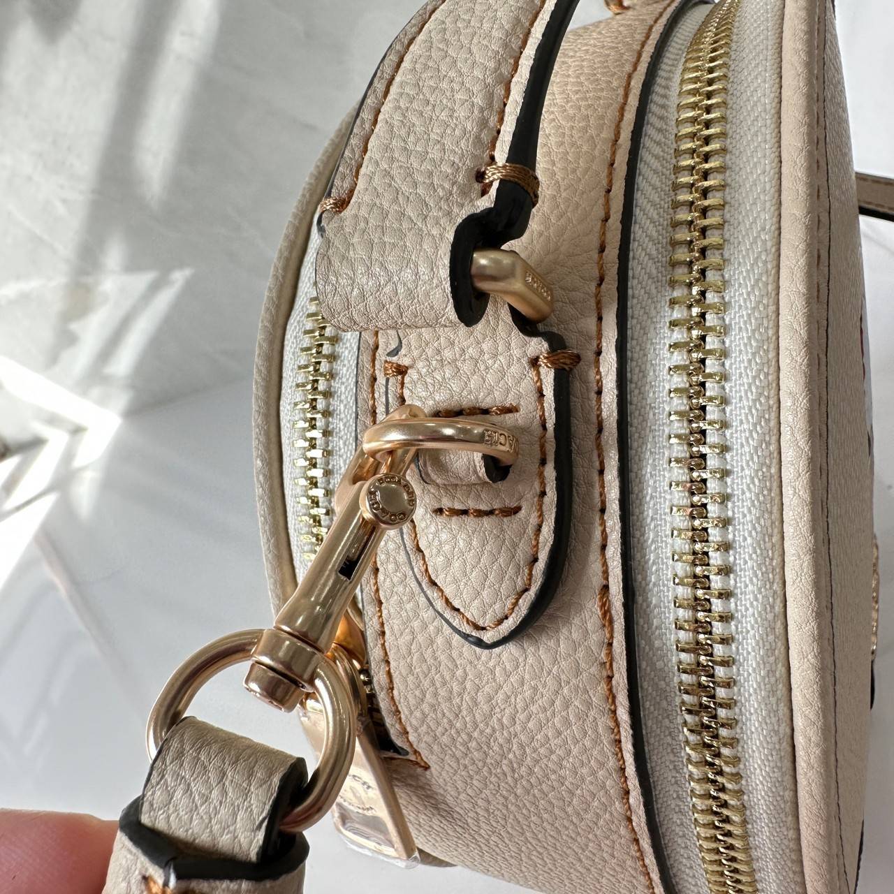 COACH X PEANUTS CANTEEN CROSSBODY WITH SNOOPY PRESENT MOTIF (CE845,CF290) กระเป๋าสะพายข้างทรงกลมไซส์มินิ มีหูจับ วัสหนังแท้ ด้านหน้าโดดเด่นด้วยรูปการ์ตูนSnoopy