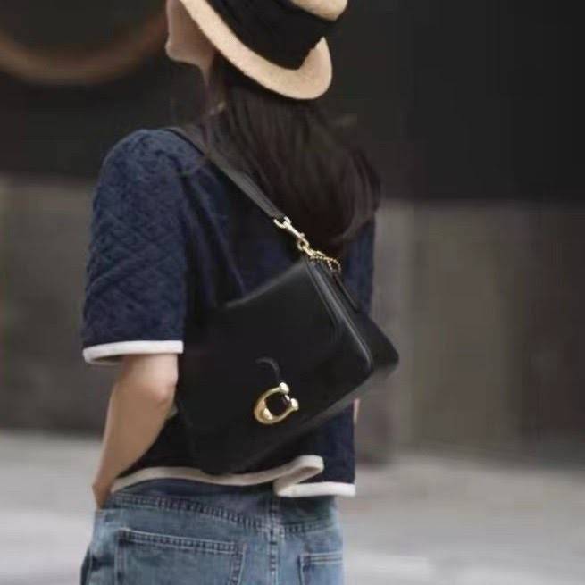 COACH SOFT TABBY SHOULDER BAG (C4823//C5261) กระเป๋าถือ กระเป๋าสะพาย ที่ใครๆก็เข้าถึงได้ หรูหรา คลาสสิค ลุคเรียบร้อย แต่ความสวยไม่น้อย! ดาเมจความลุคผู้ดีรุนแรงมาก!!เกินต้าน!!// วัสดุหนังแท้ทั้งใบ หนังเรียบ หนังนิ่มมากๆ อยู่ทรงสวยมากๆด้วย// ด้านในโล่งกว้าง