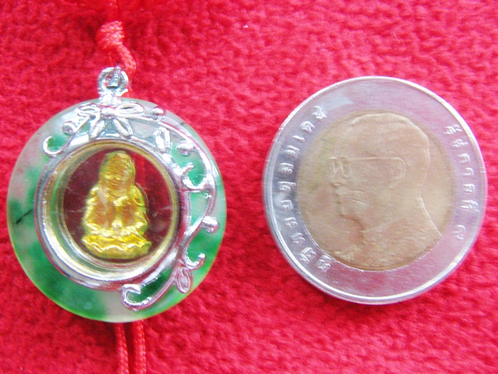 สินค้าหมดค่ะ สร้อยคอจี้หยกเจ้าแม่กวนอิมองค์สีทองปางถือขวดน้ำทิพย์(เสริมดวงคนเกิดราศีมังกร,ปีมะโรง,ปีมะเส็ง)แบบ2ค่ะ