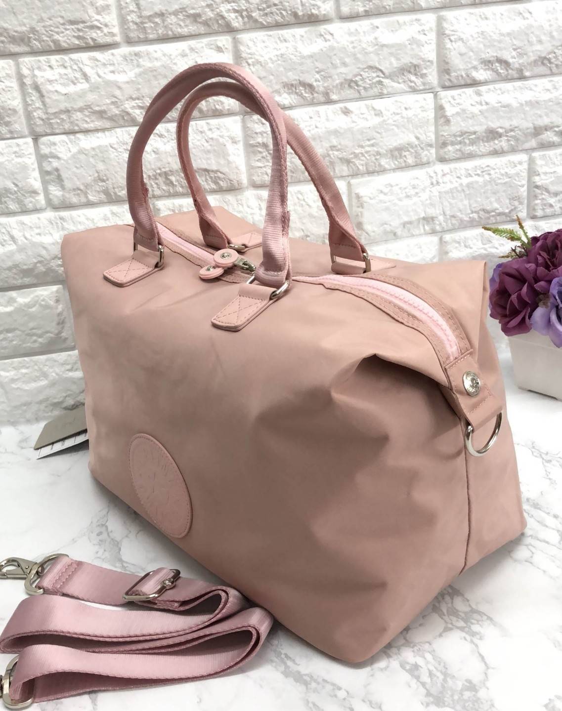 Kipling Tiram Handbag 2018 (Kipling oem factory HK.) กระเป๋าถือหรือสะพายขนาดกลาง วัสดุ nylon กันน้ำในระดับนึงค่ะ เปิดปิดกระเป๋าแบบซิปคู่ ภายใน กระเป๋าโล่งกว้าง มีข่องซิป และช่องเล็ก และช่องขนาดกลาง เสริมนวมกันกระแทก พร้อมสายห้อยกุญแจ ด้านข้างกระเป๋า สามาถ