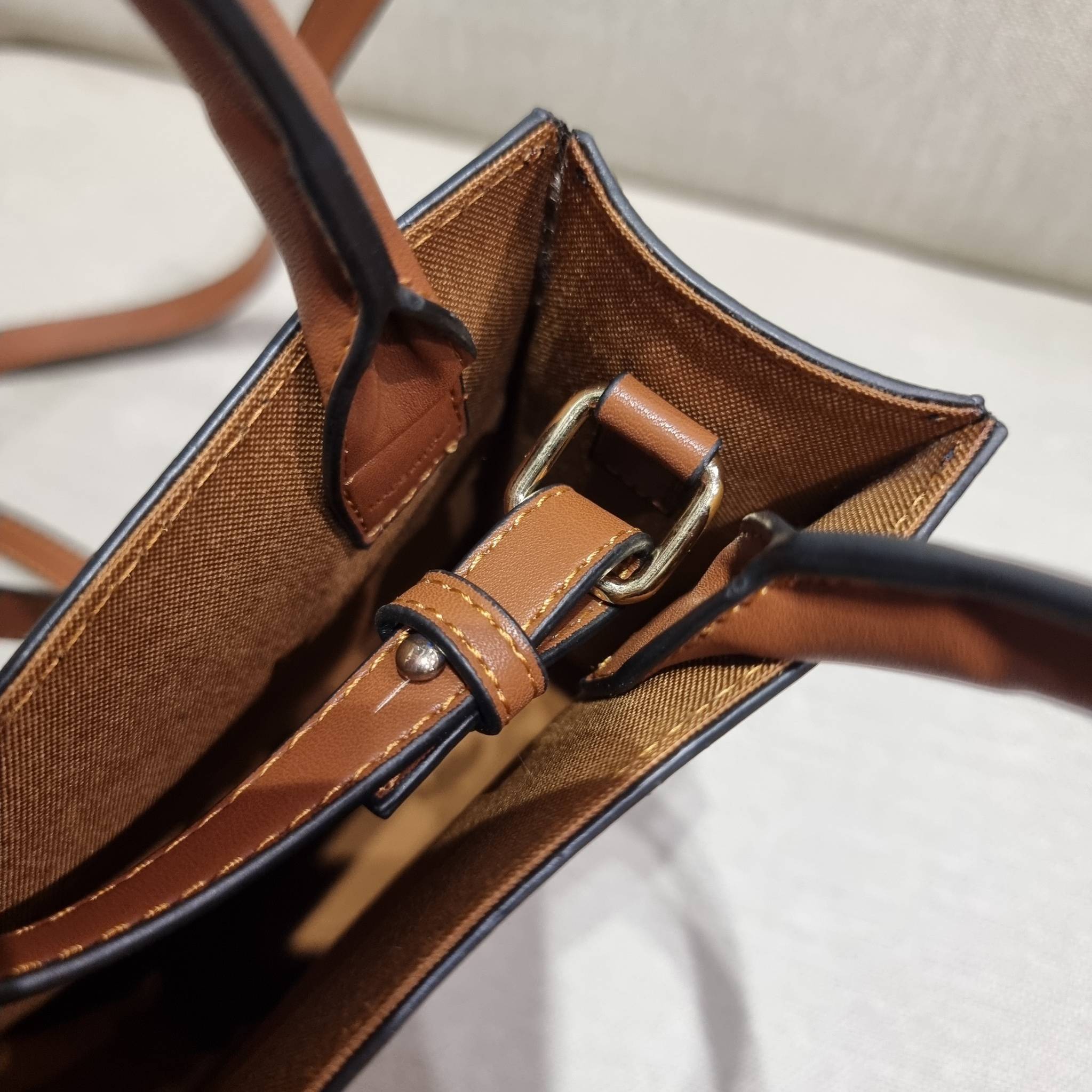 VIP 🥂 CELINE MINI VERTICAL CABAS IN TRIOMPHE CANVAS WITH TRIOMPHE HEART EMBROIDERY ใหม่พร้อมเสิร์ฟ กับกระเป๋าสะพายทรงโท้ท ไซส์มินิ ขนาดกำลังสวยพอดี สะดวกพกพา โดดเด่นด้วยโลโก้ลายปัก ดีเทลเดินด้ายรูปหัวใจ เพิ่มดีเทลความแพงไปอีก วัสดุหนังแคนวาส มีหูจ