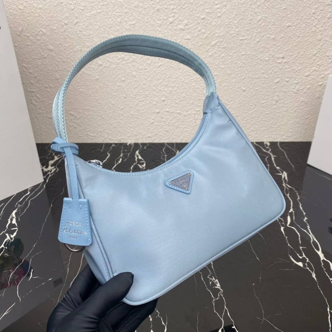 PRADA Nylon Mini Bag รุ่นใหม่แนะนำ!! พร้อมส่งครบ4สี รุ่นขายดีในตำนานค่ะ PRADA NYLON HANDBAGS ขนาดกะทัดรัด **อะไหล่เงิน วัสดุทำจากผ้าNylon อย่างหนา อยู่ทรง กันน้ำได้ หายห่วงคะ ด้านหน้ามีโลโก้แบรนด์ เปิดปิดด้วยซิป มาพร้อมสายผ้า ไม่สามา