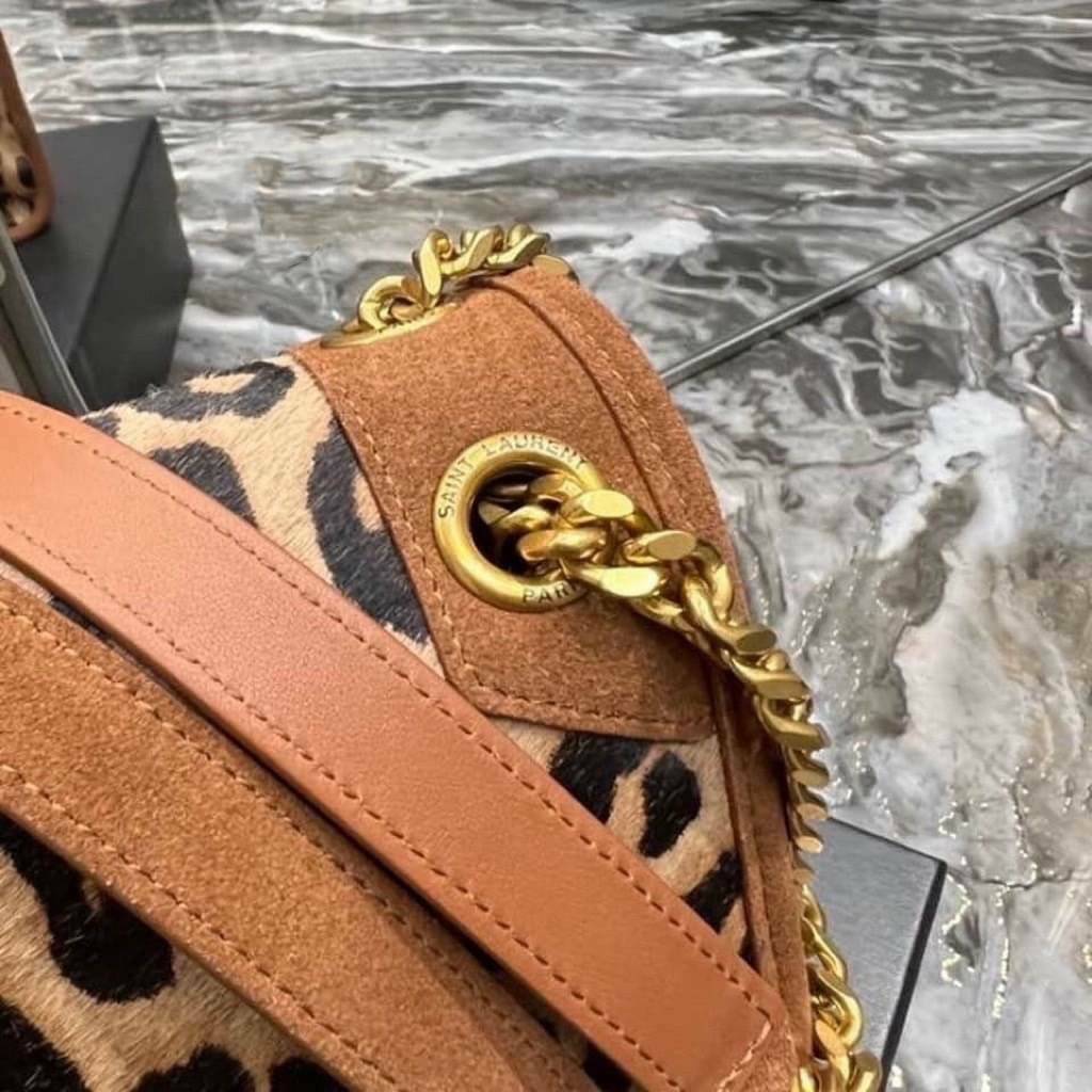 YSL Medium Leopard Niki Shoulder Bag / Saint Laurent Niki medium animal print shoulder bag กระเป๋าสะพายรุนใหม่ล่าสุด ลาย Leopard โดดเด่น งานสวย ด้านหน้าประดับโลโก้แบรนด์ และมีช่องสำหรับเก็บของที่หยิบใช้บ่อย ตอบโจทย์การใช้ชีวิตระหว่างวันได้ดีมากๆ สายสพายดี