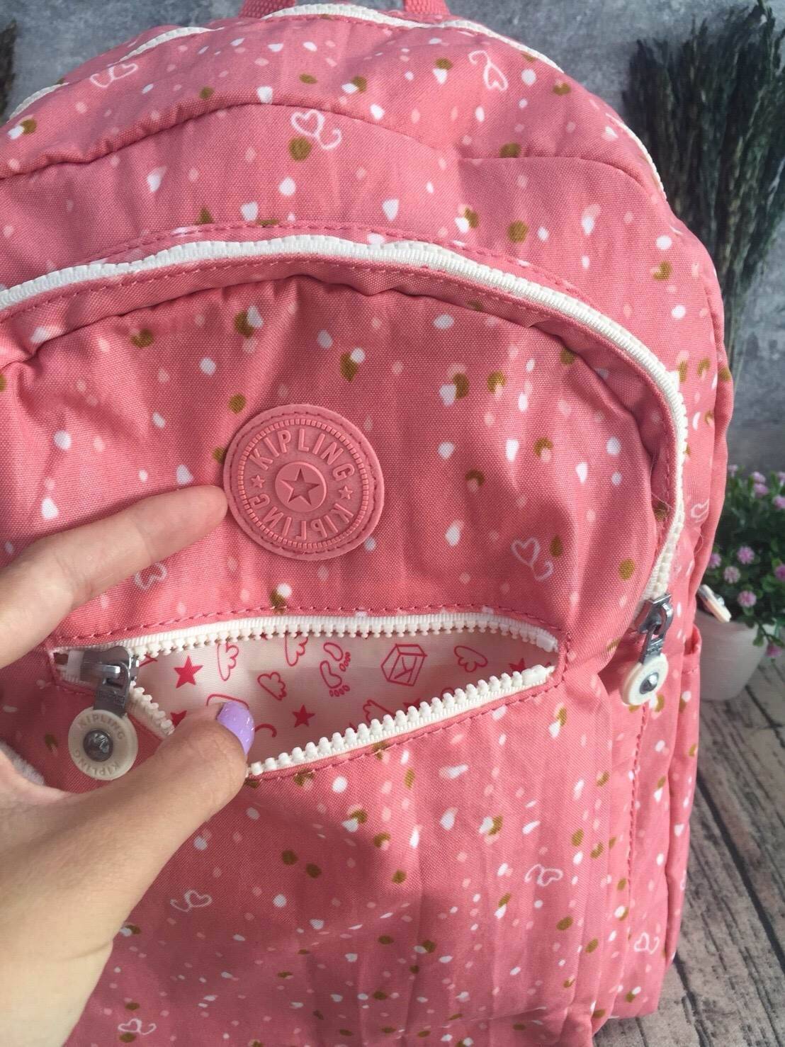 KIPLING Bizzy Boo เป็นกระเป๋าผ้าอ้อมกระเป๋าเป้สะพายหลังที่มีสไตล์ กระเป๋าเป้สะพายหลังขนาดเล็กที่มีน้ำหนักเบาและใช้งานง่ายและทำความสะอาดได้ง่ายออกแบบมาเป็นพิเศษสำหรับทารกของคุณ Bizzy Boo มาพร้อมกับกระเป๋าด้านข้างสำหรับทารกเล็ก ๆ ที่เข้ากันได้กับแผ่นรองพื้น