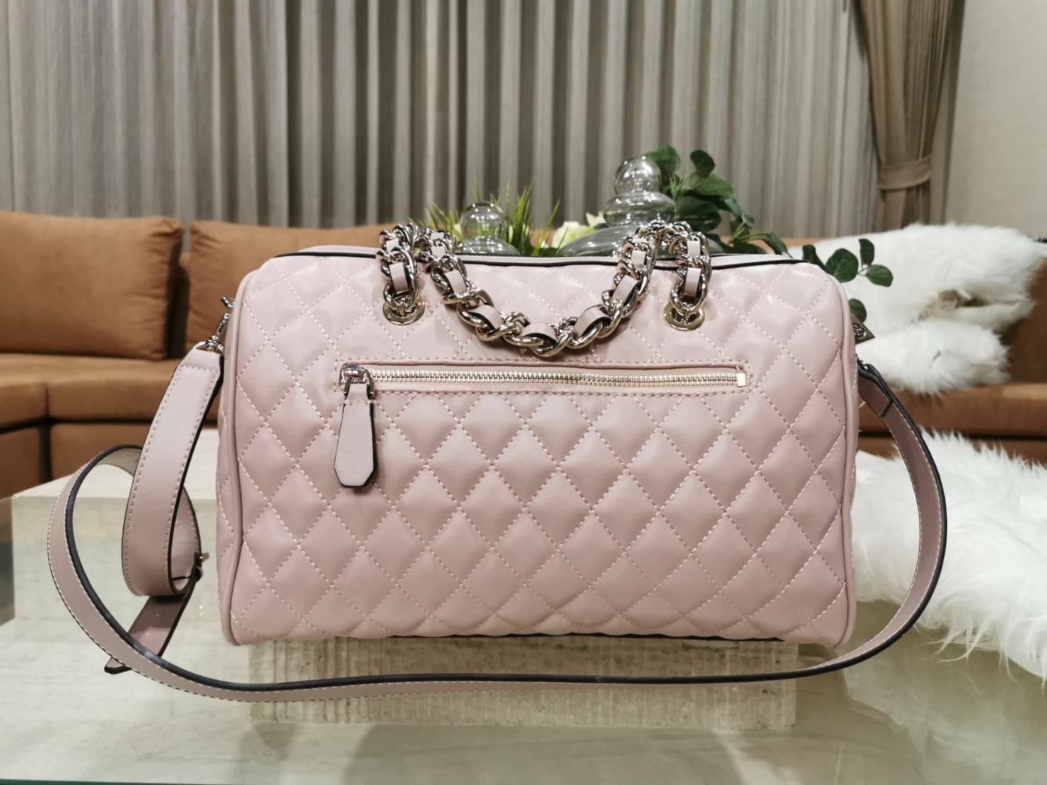 GUESS WOMEN’S BOWLING BAG กระเป๋าสะพายทรง Bowling รุ่นใหม่ล่าสุดจาก GUESS FACTORY หนังนิ่มลายตารางสวยอยู่ทรงใบใหญ่กำลังดี ด้านหน้าประดับโลโก้หูหิ้วโซ่ร้อยหนังสะพายไหล่ได้เเข็งแรงรับน้ำหนักได้เยอะ เปิดปิดด้วยซิปสะดวกใช้ มีหมุดรองฐานกันรอย ภายในมีช่องซิปและ