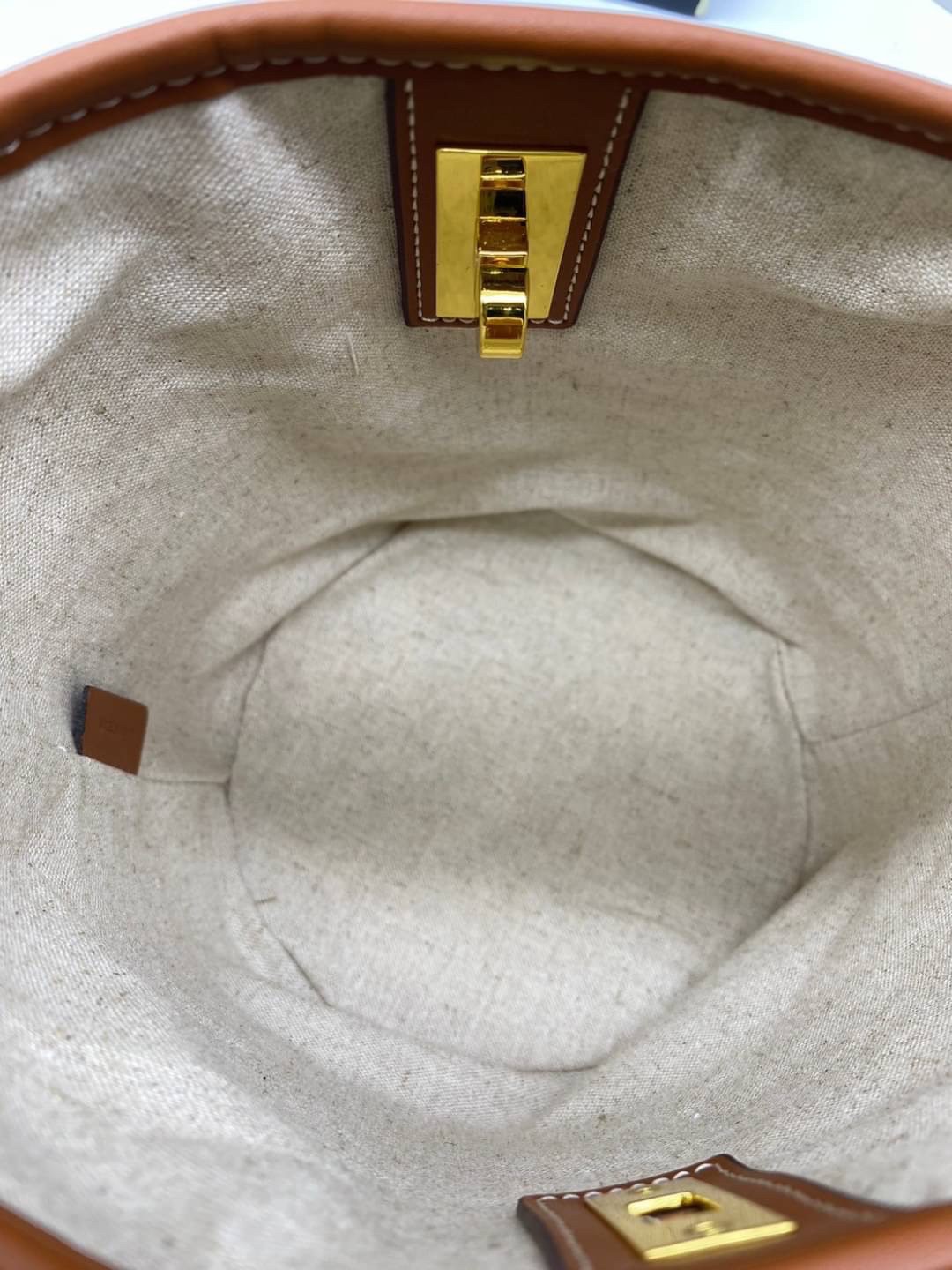 small CELINE TEXTILE BUCKET BAG / CELINE TEEN BUCKET in STRIPED TEXTILE WITH JACQUARD ดีไซน์ทรง Bucket small size เนื้อหนาแข็งแรง ภายในกว้างและจุใส่สัมภาระได้เยอะจุใจ อะไหล่แบรนด์สีทองสุดหรู
