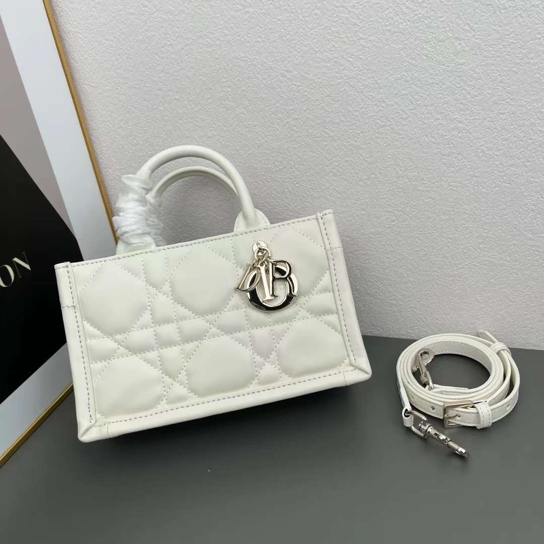 Dior mini book tote macro cannage bag กระเป๋าทรงโท้ทสุดฮิต ไซส์มินิ ดีไซน์ใหม่ หนังสวย พกพาไปไหนก็ได้ คล่องตัวและแมตช์ง่ายสุดๆ เกรดท็อปไฮเอน 1:1 ใช้งานต่างประเทศได้