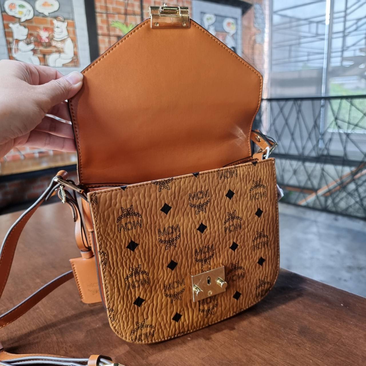 M.C.M PATRICIA SHOULDER BAG IN VISETOS กระเป๋าสะพายไหล่/ข้าง ดีไซน์ได้อย่างมีสไตล์ ดูมีสเน่ห์ด้วยทรงกระเป๋าที่โค้งบริเวณฐาน ให้ความรู้สึกนุ่มนวลมากขึ้น ใบนี้แมทช์ได้กับทุกลุค เท่ๆ casual หรูหรา หวานๆ ก็ทำให้โดดเด่นได้ด้วยไอเท็มนี้ วัสดุหนังแคนวาสคุณภาพดี 