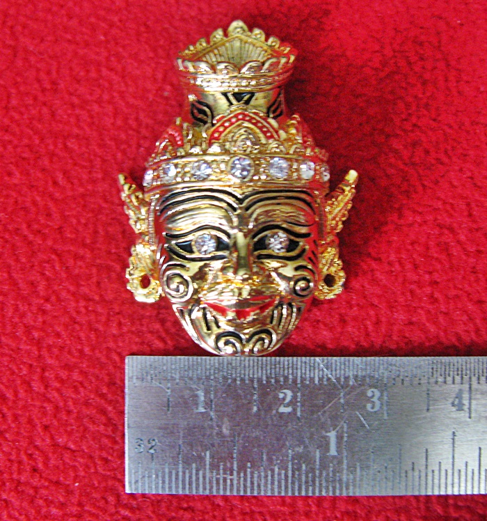 สินค้าหมดค่ะ เข็มกลัดเศียรพ่อแก่สีทองประดับพลอยพร้อมกล่องกำมะหยี่และถุงผ้าสีทองค่ะ