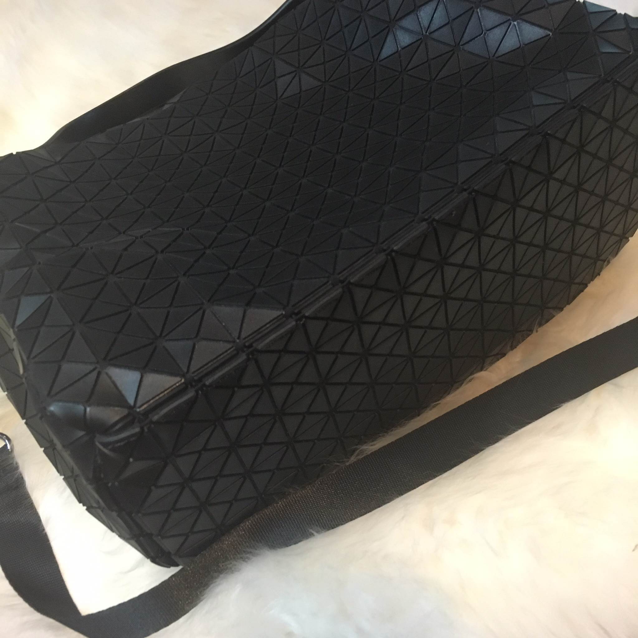 สินค้าขายดีที่สุด ทรงยอดฮิต จากแบรนด์ David Jones สวย น่ารัก ขนาดตอบทุกโจทย์การใช้งาน เห็นแล้วหลงรักเลยคะ ตัวกระเป๋าขนาดกำลังดี จุของคุ้ม สวยมาก ดูแลรักษาง่าย พร้อมสายสะพายยาว ภายในมีช่องซิป และช่องใส่ของจุกจิก 2 ด้าน เลยค่า มีถุงผ้าแบรนด์ให้คะ