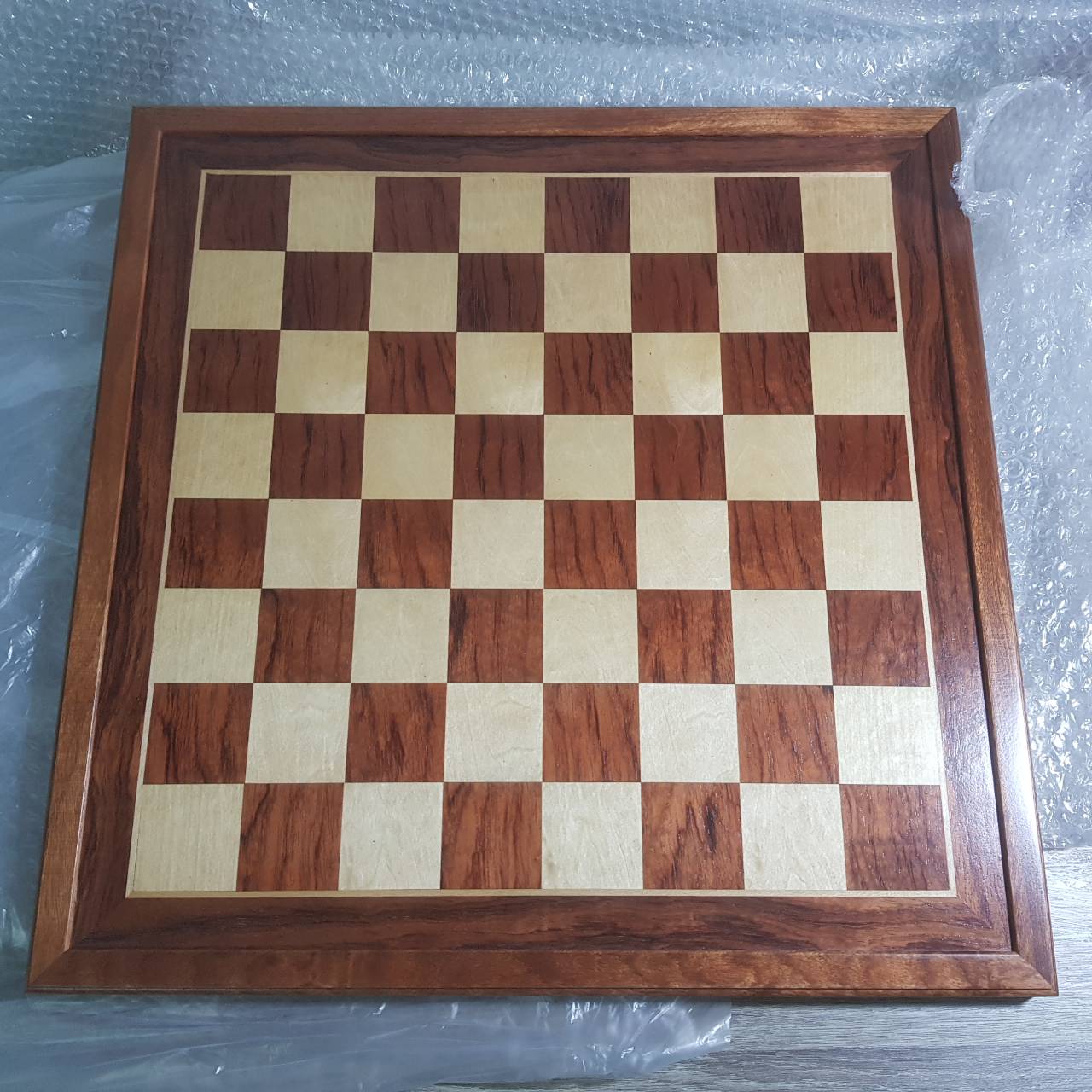 กระดานหมากรุกสากลไม้เคลือบผิวอย่างดีขนาด50x50 cm. ช่องขนาด5x5 cm.