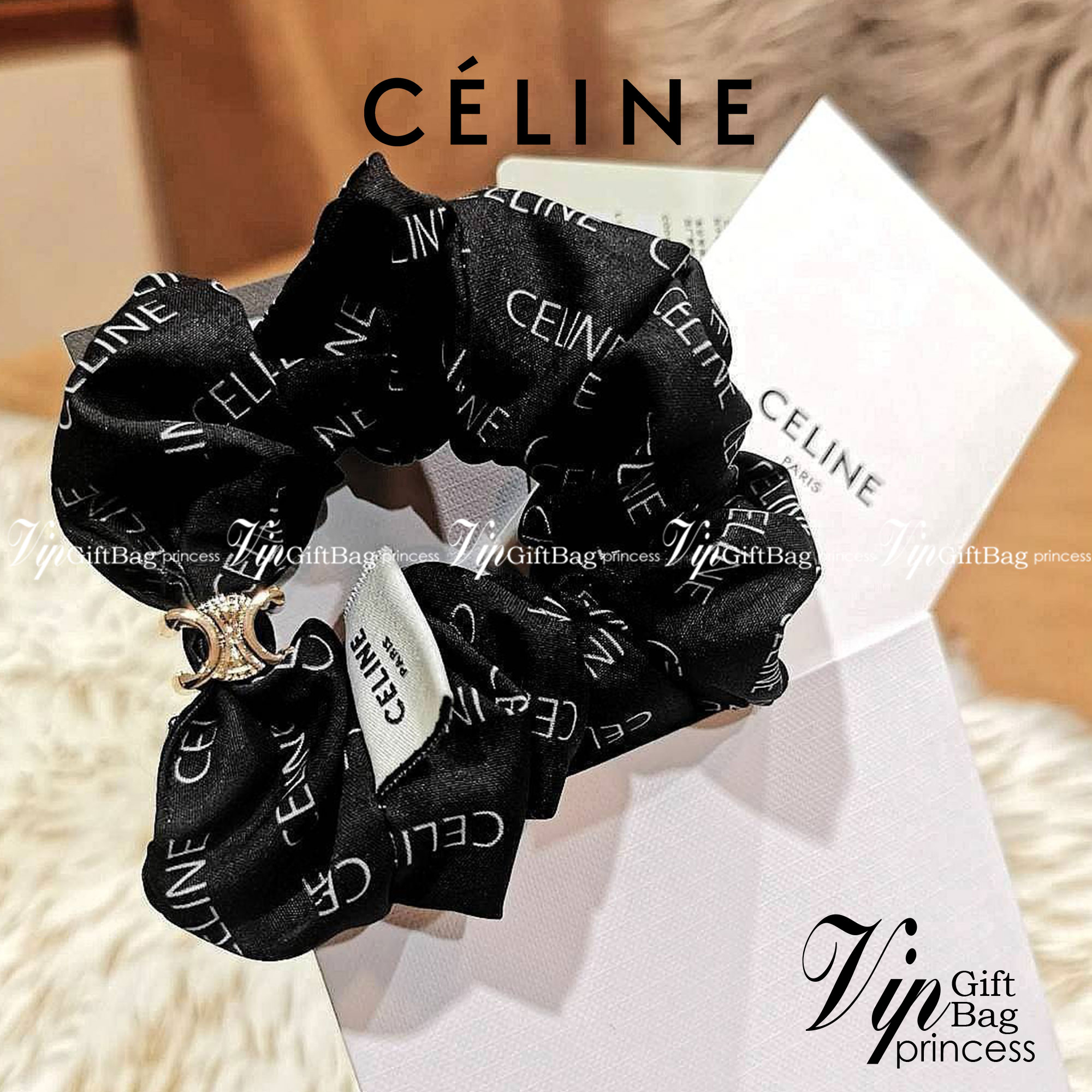 Celine Scrunchy Rayure Bracelet in Brass / CELINE BRACELET WITH TRIOMPHE GOLD AND SILK ที่รัดผมที่ไม่ใช่เพียงรัดผมแต่เป็นเครื่องประดับในสไตล์สาว LISA ที่ต้องอยู่ที่ข้อมือเท่านั้น! จนถือเป็นซิกเนเจอร์ที่โดดเด่นจนแฟนๆทั่วโลกต้องจดจำ วัสดุทอจากไหมทั้งเส้นลาย