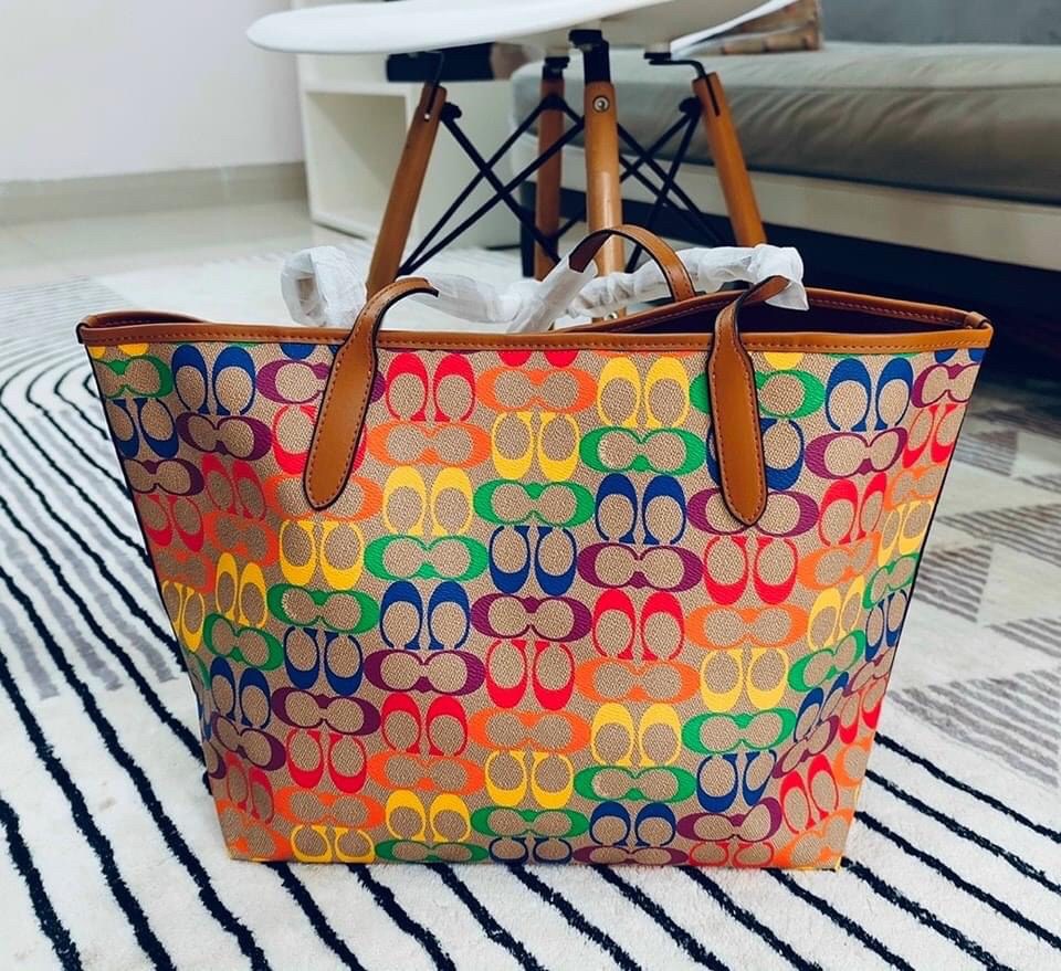 COACH CITY TOTE IN RAINBOW SIGNATURE CANVAS C4181 กระเป๋าสะพายข้างทรงโท้ทใบใหญ่ หนังลาย C สกรีนลายโค้ช รุ่นนี้ ปากกระเป๋าไม่มีชิป มีกระดุม แม่เหล็ก ด้านในมีช่องซิปไว้ใส่กระเป๋าเงินได้คะ เป็น รุ่นยอดนิยมคะ จุของได้เยอะมาก