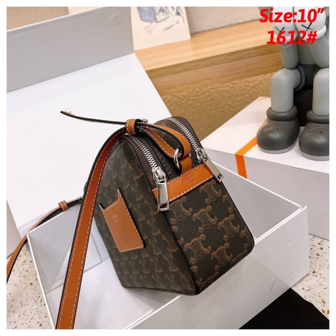 CELINE Messenger Double Zip in TRIOMPHE CANVAS กระเป๋าสะพายทรงแมสเซ็นเจอร์ ดีไซน์สุดคลาสสิค ใช้ได้ทั้งชายหญิง เปิด-ปิดด้วยซิปแบ่ง 2 ช่อง สะดวกใช้งาน