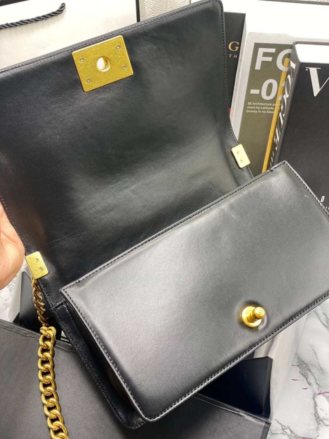 หนังแท้ CHANEL BOY 10" หนังเรียบ อะไหล่เงิน/ทอง พร้อมส่งที่ไทย หนังลูกวัวแท้ อะไหล่โลหะสีรูทีเนียม สวยคลาสสิกทุกยุคสมัย เกรดออริจินอล 1:1 ภาพสินค้าถ่ายจากงานขายจริง ใช้งานต่างประเทศได้