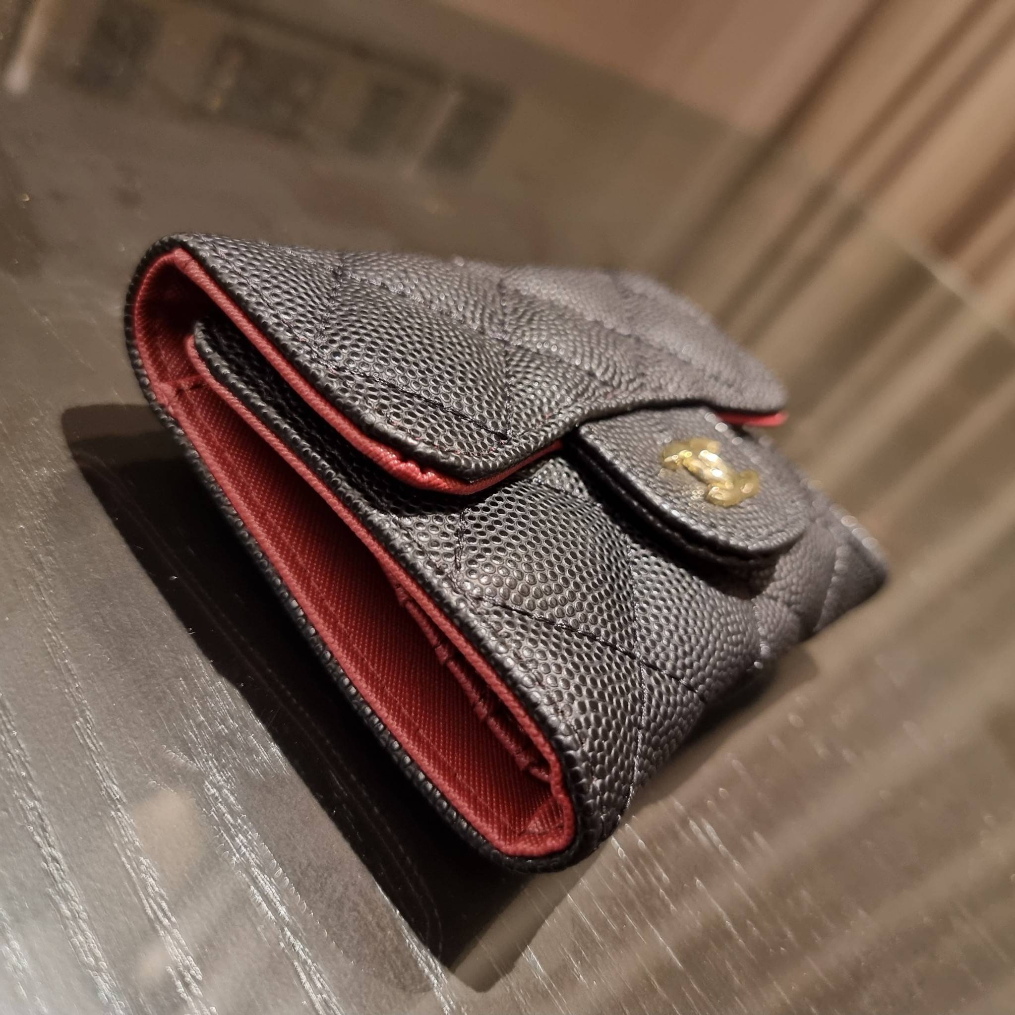 VIP 】มาแล้วจ้า!! รุ่นแนะนำ!! ฮิตติดใจสาวๆ!! กระเป๋าสตางค์ใบสั้นรุ่นฝาพับ จาก Chanel premium for gift เรียบหรู ดูไฮน์ วัสดุหนังสังเคราะห์ลายคาร์เวีย ด้านในเป็นหนังซาฟเฟียโน่ เปิด-ปิดด้วยกระดุมแม่เหล็ก ภายในกระเป๋ามีช่องใส่บัตร ใส่ธนบัตรได้ ดีไซน์เรียบหรูตา