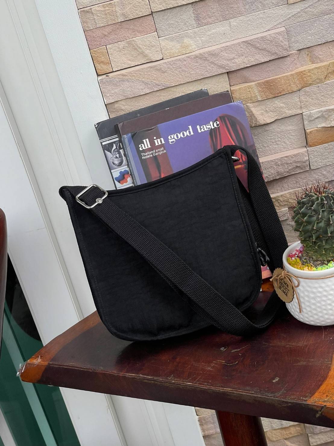 Kipling Patsy M Crossbody คอลเลคชั่นใหม่ล่าสุด ที่ไม่เน้นลวดลายและสีสัน แต่เน้นรูปแบบการใช้งานที่ง่ายแสนง่ายไม่ซับซ้อน ขนาดกำลังดี สามารถใส่ของที่จำเป็นได้ ไม่ว่าจะเป็นโทรศัพท์มือถือหรือกระเป๋าสตางค์ น้ำหนักเบา ด้านในของกระเป๋ายังแบ่งช่องเป็นระเบียบ พกพาไ