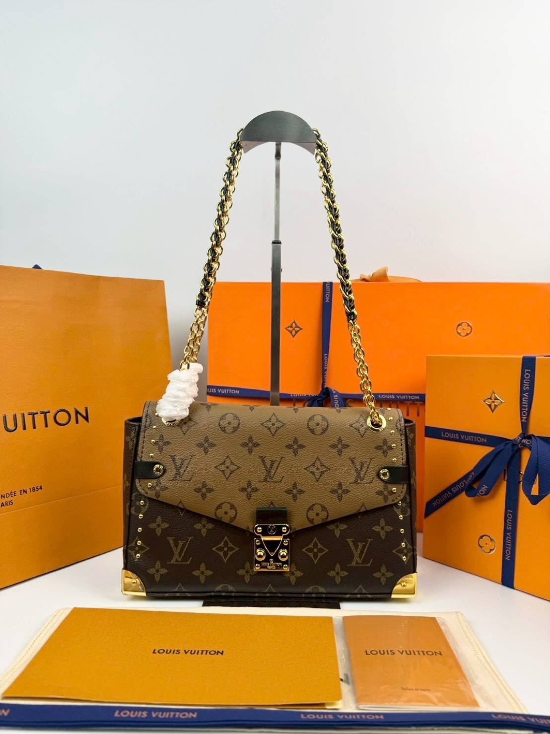 ORI หนังแท้ | LV Trunkie bag กระเป๋าสะพายรุ่นใหม่ ดีไซน์ร่วมสมัยโดดเด่นด้วยมุมโลหะ เฉลิมฉลองเอกลักษณ์ที่สืบทอดมาอย่างยาวนาน ผสานฟังก์ชันการใช้งานเข้ากับความหรูหรา