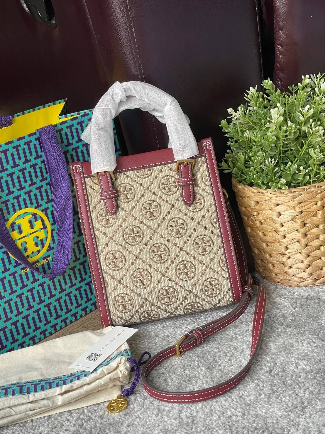 Tory burch t monogram jacquard mini tote ลวดลายT monogram ด้วยโลโก้สุดไอคอนนิคของแบรนด์ โดดเด่นด้วยกราฟฟิคและดีไซน์ ออกมาในหลายรูปแบบหลายคอลเลคชั่น แต่ละคอลเลคชั่นสวยหรูไม่แพ้กัน ทรงมินิโท้ท ขนาดกำลังดี ใช้งานง่าย ก็เป็นอีกหนึ่งรุ่นที่ทันยุคทันสมัยที่สาวๆ