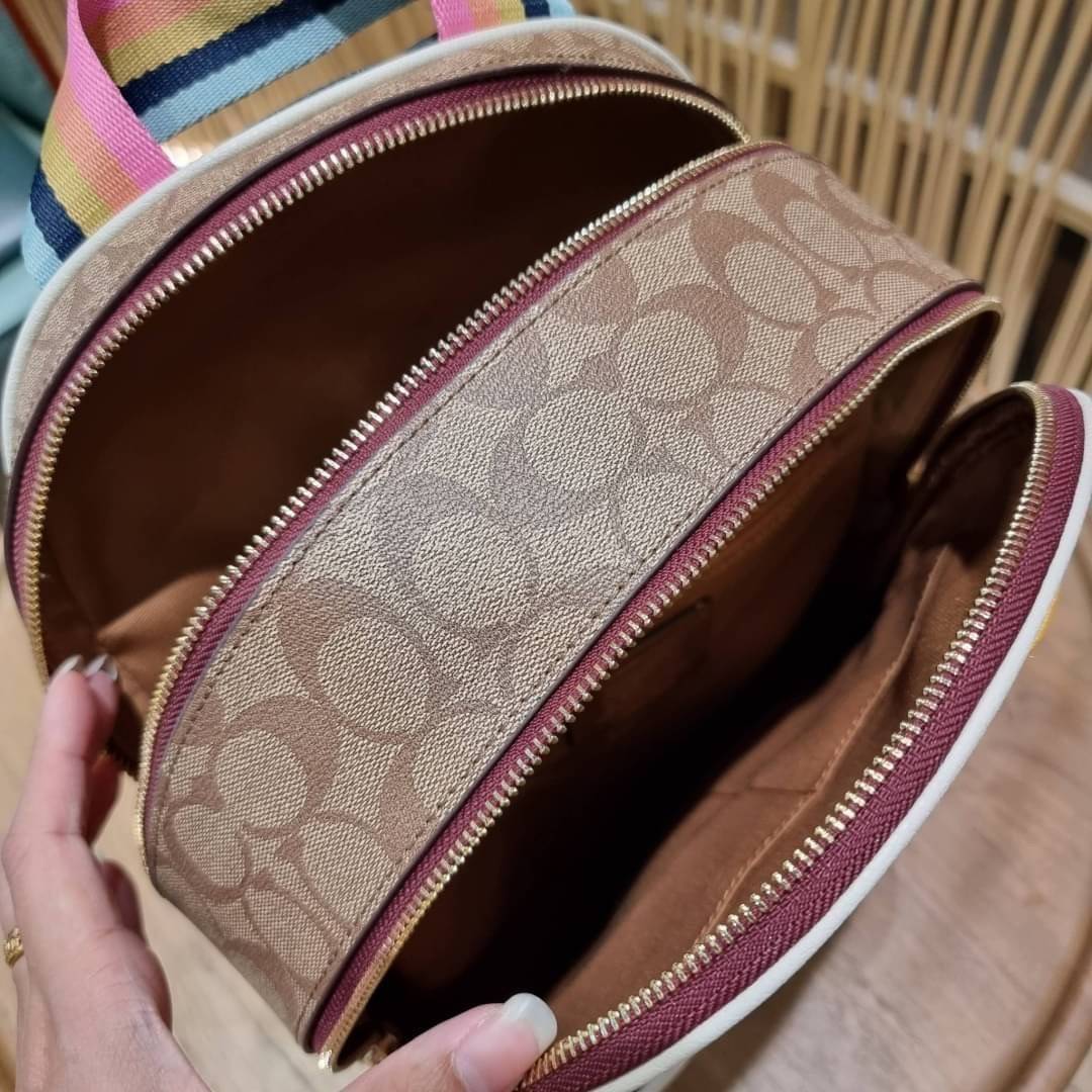 COACH C4115 COACHxPEANUTS COURT BACKPACK IN SIGNATURE CANVAS WITH VARSITY PATCHES แรงดีไม่มีตก กับคอลเลคชั่นที่ใครๆก็หลงรัก กระเป๋าเป้ทรงสวย ดีไซน์ตกแต่งลายสนูปพี โดดเด่นกว่าใคร วัสดุหนังแคนวาสสลับหนัง pepble ลงตัวที่สุด เป็นไอเท็มที่น่ารักและแฝงความหรูเล