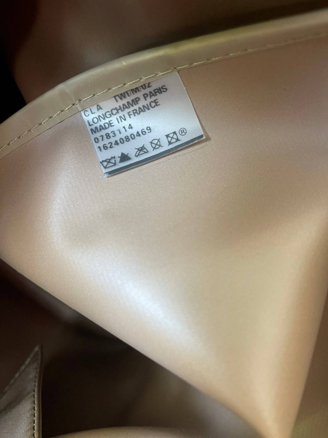 LONGCHAMP BOXFORD TRAVEL BAG L กระเป๋าเดินทางขนาดใหญ่ มาพร้อมสายสะพายที่สามารถถอดได้ ให้คุณเลือกสะพายไหล่หรือถือได้ มีซิปรูดเปิดปิดกระเป๋าที่ให้คุณมั่นใจได้ว่าคุณจัดเก็บไอเท็มของคุณได้อย่างมิดชิด บ็อคฟอร์ด (BOXFORD) สะท้อนความเป็นเอกลักษณ์ของแบรนด์ที่เปี่