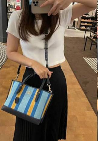 COACH C4086 MOLLIE TOTE 25 IN SIGNATURE JACQUARD WITH STRIPES แจกความสดใสด้วยลุคคัลเลอร์ฟูล กระเป๋าทรงโท้ท มินิไซส์ ตกแต่งลายเอกลักษณ์ถักทออยู่บนผ้า jacquard ตัดกับลายเส้นสีสันสวยงาม ลงตัวไม่ซ้ำใคร ภายในเป็นช่องโล่ง มีช่องซิปกลางใส่ของได้ ขนาดกำลังดีแบบใส