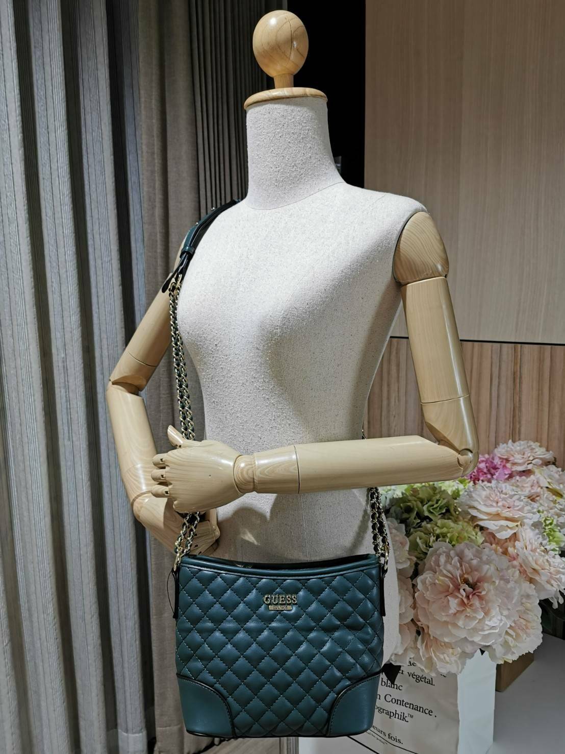 Guess Woman Factory Crossbody Bag กระเป๋าสะพายรุ่นใหม่ดีไซน์สวยหรูคลาสสิคจาก GUESS FACTORY วัสดุหนังเเกะสังเคราะห์เนื้อหนานิ่มลายตาราง เปิดปิดด้วยซิปสะดวกใช้ ด้านหน้ามีโลโก้ ภายในมีโลโก้ช่องใส่ของ และช่องซิป ใส่กระเป๋าสตางค์ใบยาว ของใช้ได้จุ มาพร้อมสายสะพ