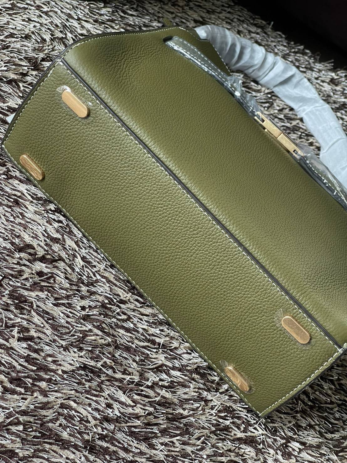 Tory burch lee radziwill pebbled small double bag กระเป๋า Lee Radziwill Double Bag สุดหรู ที่คำนึงถึงการเลเยอร์หนังและหนังกลับอย่างประณีตลงไปในงานดีไซน์ สามารถปรับปากกระเป๋าได้ 3 แบบตามต้องการ พร้อมนำเอาความเป็น American Luxury มาตีความใหม่ผ่านแง่มุมของคว