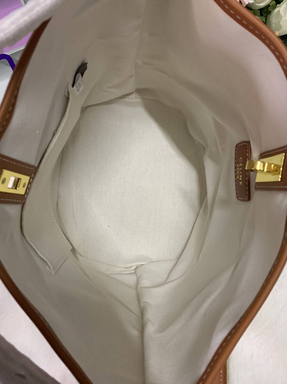 VIP 🥂 CELINE TEXTILE BUCKET BAG VIP / Celine Bucket Bag Beige / Tan วัสดุ Textile Canvas & CalfSkin ดีไซน์ทรง Bucket มาพร้อม Clutch ใบเล็กเข้าชุด ซื้อ 1 ได้ถึง 2 เป็นอีกหนึ่งรุ่นฮิตกันมาก งานสะไตล์วินเทจ ขนาดกำลังดี ผ้าเนื้อหนาค่ะ งานสวยตั้งอยู่ทร