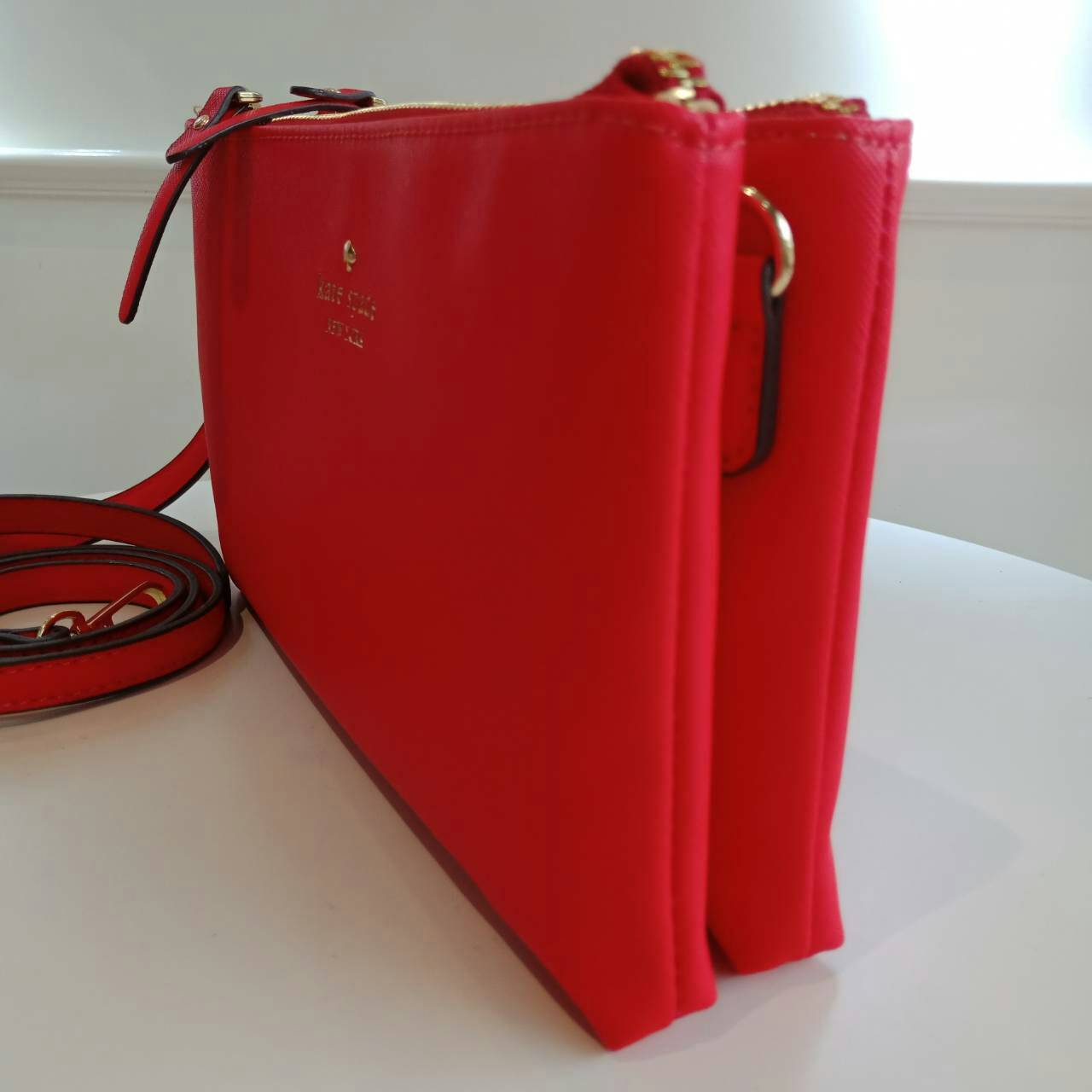 Kate Spade 2 zips crossbody bagกระเป๋าสะพายครอสบอดี้ **ทรงน่ารัก เปิดปิดกระเป๋าด้วยซิป2ช่อง ด้านในมีช่องซิป อีกด้านมีช่องใส่ของ หนังนื่ม นุ่มมือ สายสะพายเลื่อนปรับระดับได้ สามารถใส่กปต.ยาว ได้พอดีน้าา บอกเลยว่า เริ่ดมากจริงๆ คุ้มค่าราคาที่สุดค้าาา