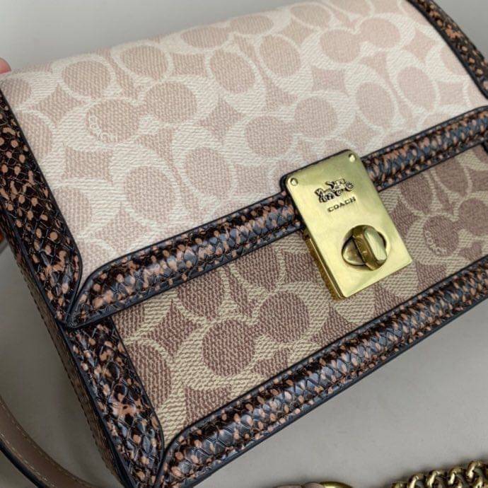 COACH HUTTON SHOULDER BAG IN SIGNATURE CANVAS sold out ไปกันทั่วหน้าในหลายประเทศ กับกระเป๋าสะพายที่สุดของความหรู ดีไซน์คลาสสิควินเทจ ลูกเล่นสีแทนสนิมตัดกับอะไหล่สีทองเหลืองดูย้อนยุคและหรูหรา วัสดุหนังแคนวาสสลับหนังแท้ สายสะพายโซ่สลับหนัง ปรับสะพายได้ 2 แบ