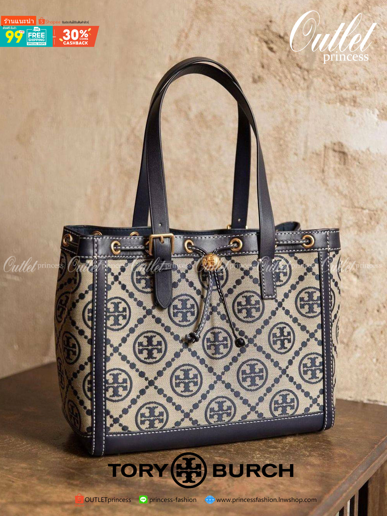 TORY BURCH FACTORY MONOGRAM JACQUARD TOTE BAG กระเป๋าถือหรือสะพายรุ่นล่าสุดดีไซน์ยอดนิยมจาก TORY BURCH FACTORY OUTLET วัสดุ Woven Jacquard & Leather ทอลาย Jacquard Singnature แบรนด์รอบใบสวยอยู่ทรงเป็นเอกลักษณ์ เปิดปิดแบบ Drawstring ขนาดใหญ่กำลังดี กว้างแล