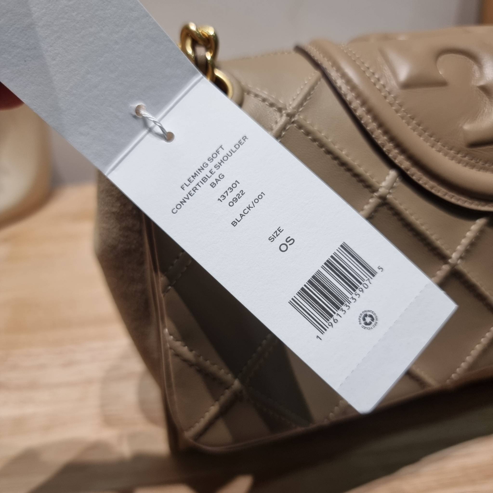 TORY BURCH FLEMING SOFT CONVERTIBLE SHOULDER BAG รุ่นหายาก กับดีไซน์ใหม่ล่าสุด มาพร้อมเสิร์ฟความสวยถึงบ้านไปเลย กับกระเป๋าสะพายไหล่ขนาดกำลังสวย หนังแท้นิ่มเต็มใบ สัมผัสสบายมือ