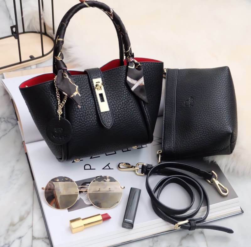 ยูฮู้ !! ทรงตะกร้า Jessy Come back again กับ New version รอบนี้ เพิ่ม Gimmick ด้วยผ้าพันหูกระเป๋าเข้า Set ยังคงความ cute ใช้งานง่ายเหมือนเดิม แถม!! กระเป๋าใบเล็กด้านใน แยก ออกมาสะพายได้อีกด้วย **ซื้อ1ได้2 **คุ้มที่สุด