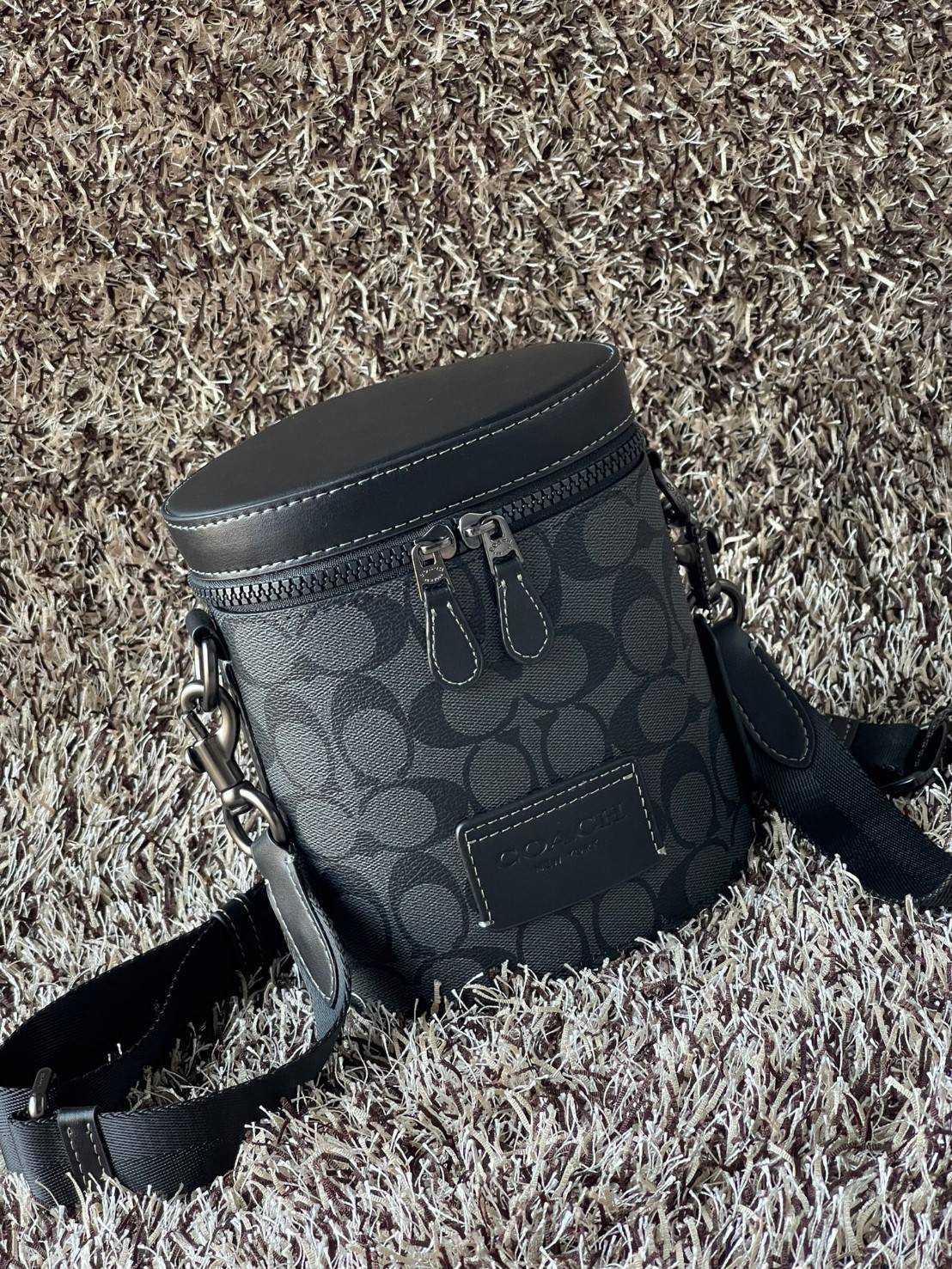 Coach Barrel Crossbody In Signature Canvas C9843 กระเป๋าถือสุดชิคตามแบบฉบับของ Coach ใบนี้หยิบมาแมตช์กับเสื้อผ้าได้ง่ายมาก ใช้งานได้แบบยูนิเซท ทั้งชายและหญิง เพราะมีดีไซน์ที่เรียบเก๋