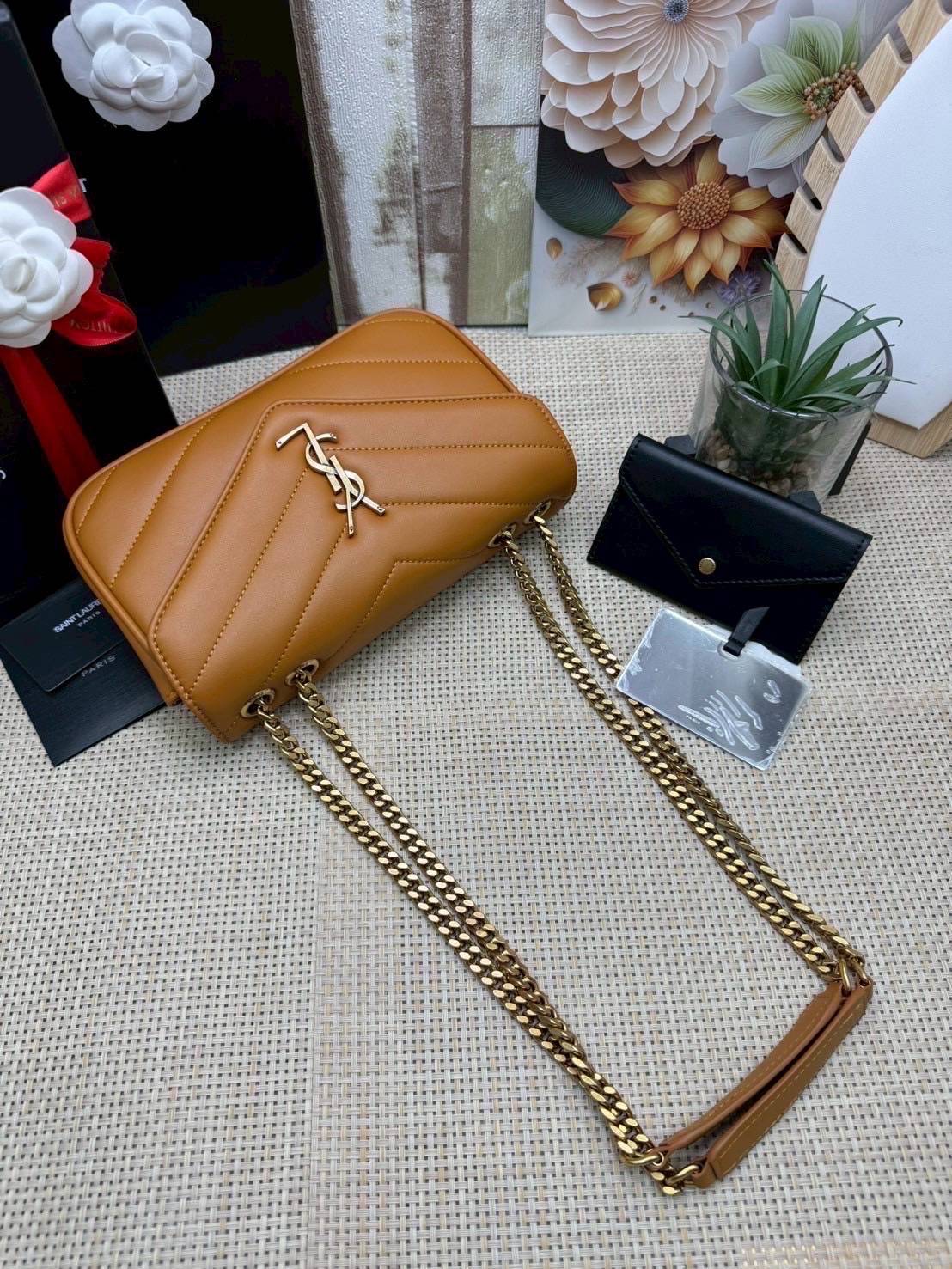 ORI หนังแท้ | YSL LOULOU small in MATELASSÉ กระเป๋าสะพายสายโซ่าีทองหรูหรา งานหนังแท้เนื้อนุ่มตะเข็บเย็บลายเชฟรอนสวยหรูโดดเด่นเป็นเอกลักษณ์ 🤍 เกรดออริจินอล หนังแท้