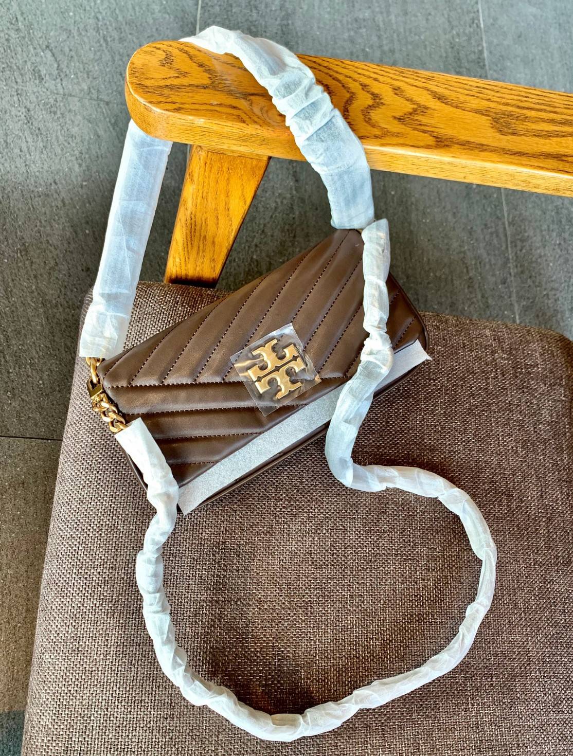 สีออกใหม่ แถมหายากด้วยค่าา! TORY BURCH KIRA CHEVRON SMALL FLAP SHOULDER BAG พร้อมส่งที่ไทย จำนวนจำกัดค่ะ! ✔️กระเป๋าคล้องไหล่หรือสะพายข้างได้ เปลี่ยนลุคดูไม่จำเจ 🔺หนังแกะแท้ ซึ่งจะคุณภาพดี เงา นิ่ม และราคาสูงกว่าหนังวัวนะคะ!
