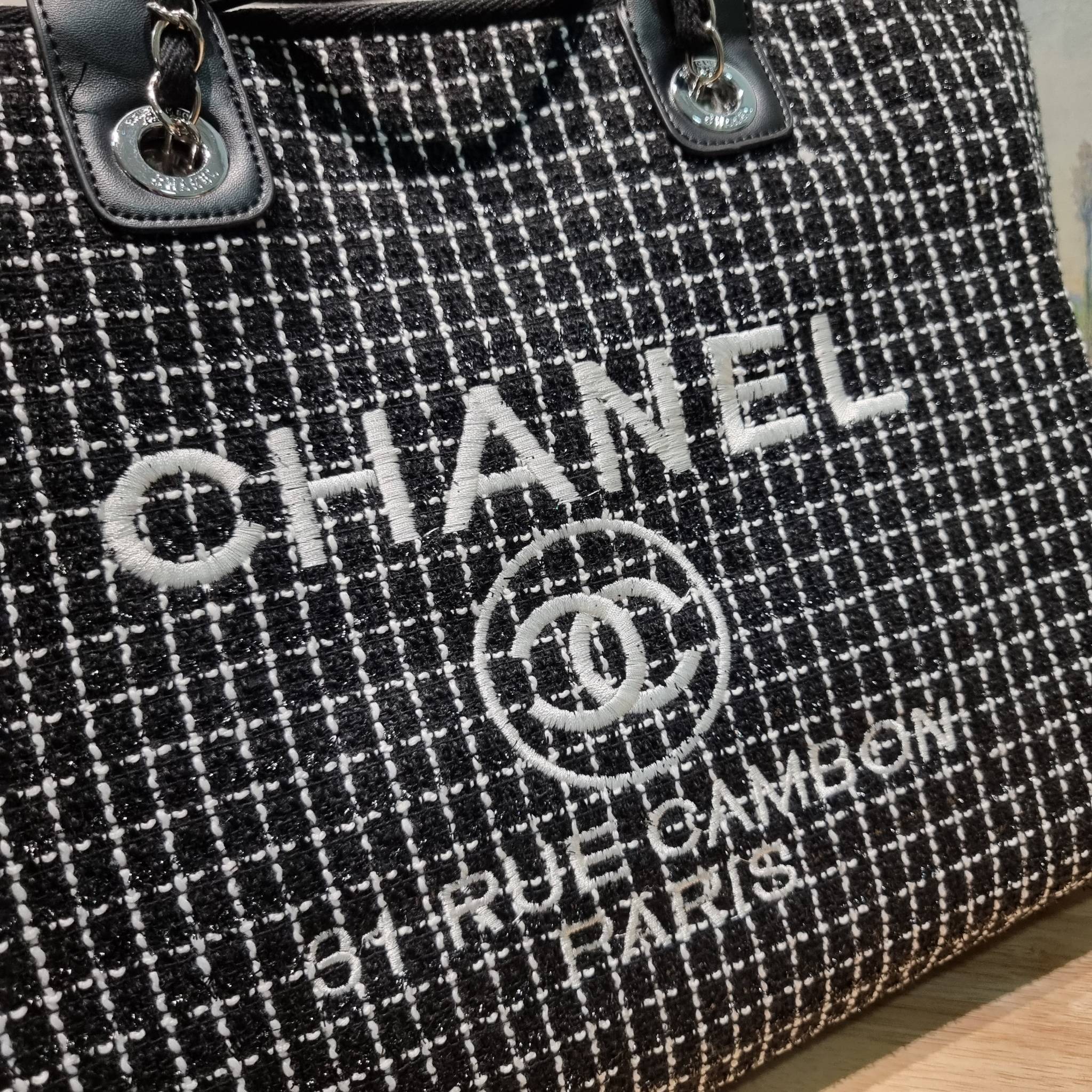 CHANEL LARGE TOTE BAG / CHANEL DEAUVILLE TOTE / CHANEL TOTE BAG กระเป๋าสะพายผ้าทวิต ทรงโท้ทใบใหญ่ ต้อนรับเทศกาลท่องเที่ยวช่วงสิ้นปีนี้ ใครมองหากระเป๋าสะพายไปเที่ยว ใบนี้น้องตอบโจทย์แน่นอน ด้วยดีไซน์โทนสีที่ใช้ได้กับทุกโอกาส และขนาดกว้างที่จุของได้แบบไร้กั