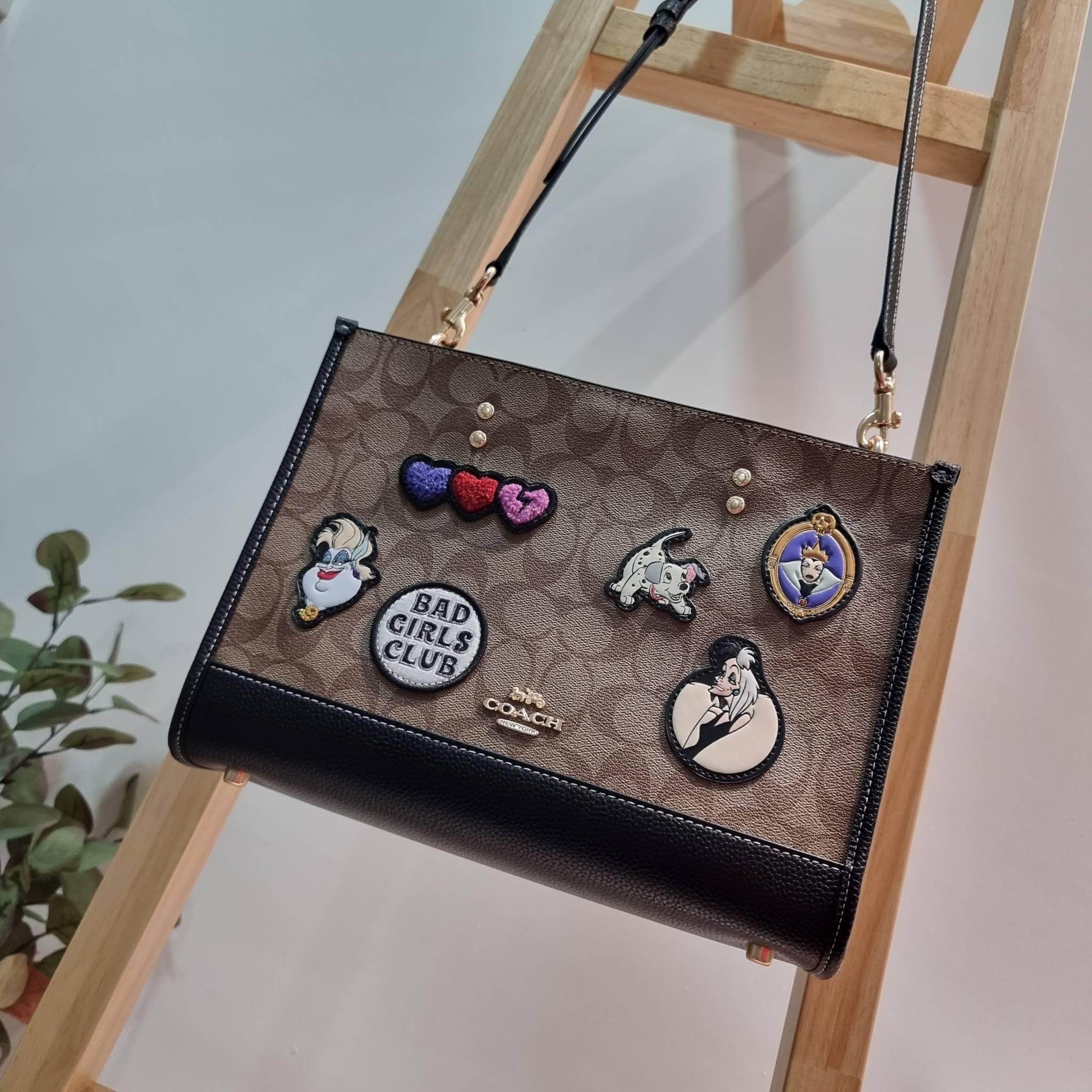 Coach Disney X Coach Dempsey Carryall In Signature Canvas With Patches CC873 คอลเลคชั่นใหม่ กับเหล่ายัยตัวร้าย ที่ไม่มีใครไม่รู้จัก!! กับกระเป๋าทรงโท้ท ไซส์ใหญ่ที่สามารถจุของได้แบบไม่ต้องกังวล ฟังก์ชั่นการใช้งานสะดวกที่สุด ดีไซน์ลวดลายแพทช์โดดเด่น มีทั้งส