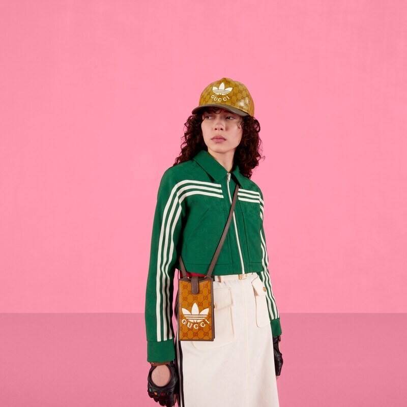 VIP 🥂 LIMITED EDITION Gucci x adidas Phone Case ไม่มีได้ยังไง สวยขนาดนี้ ที่หนุ่มๆสาวๆต้องมีติดตัวค่ะ 💙กระเป๋าใส่มือถือ หนังแท้ 🔺สีน้ำตาลอมเหลือง สัสดุJacquard ทอลายGG ค่ะ ด้านหน้าทั้ง3สี มีโลโก้แบรนด์แบบนูนอันเป็นสัญลักษณ์ของคอลเล