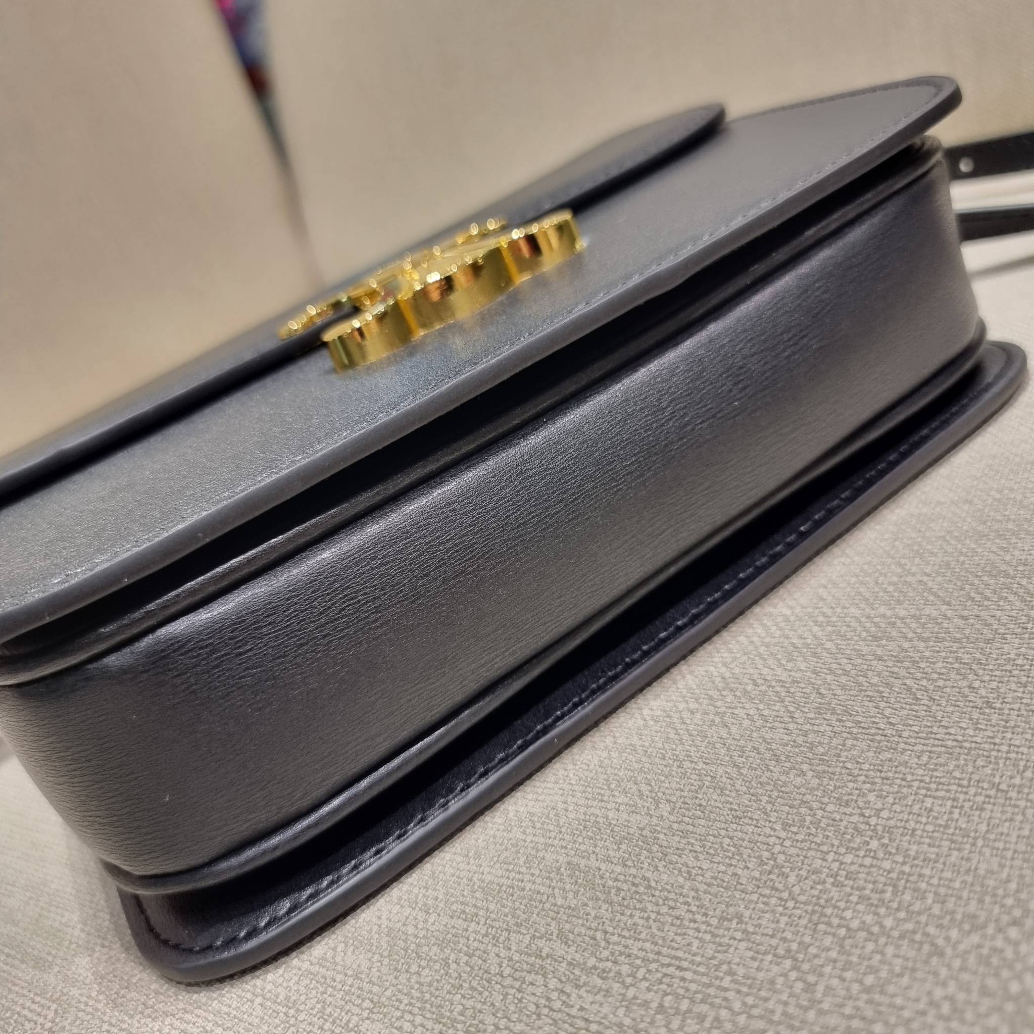 VIP 🥂 CELINE CLASSIQUE TRIOMPHE BAG IN SHINY CALFSKIN ไอเท็มสุดคลาสสิค ที่ขาดไม่ได้ กระเป๋าสะพายทรงสวยคลาสสิค แฝงความผู้ดี ที่ใช้ได้ทั้งชายหญิง วัสดุหนังแท้ เปิด-ปิดด้วยตัวกดล็อค สะดวกใช้มาก ภายในเป็นช่องโล่ง เก็บของได้เป็นสัดส่วน และยังมีช่องซิปใ