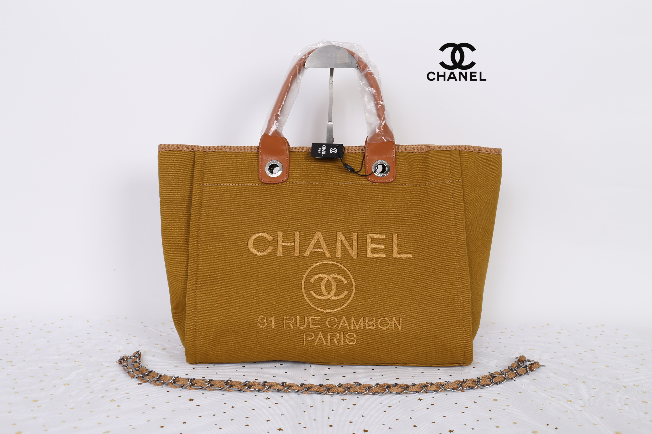 Chanel Tote canvas premium gift จากแบรนด์ Chanel กระเป๋าสะพาย Chanel Tote canvas โลโก้ปัก กระเป๋า ทรง Tote ผ้า canvas เนื้อหนาอย่างดี มีซับใน ด้านหน้าปักโลโก้แบรนด์หรู **จุดเด่นที่ หูจับมี 2 แบบคือ แบบสายหนัง และ โซ่ สามารถ สะพายไหล่ได้คะ ใบใหญุจุของคุ้ม 