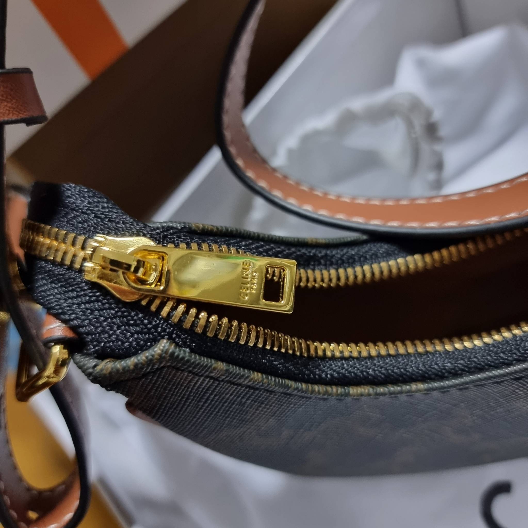 CELINE MINI AVA IN TRIOMPHE CANVAS AND CALFSKIN สวยเกินต้านกับน้องมินิ รุ่นสุดปัง ที่ใครเห็นก็ต้องว้าว กับกระเป๋าสะพายไหล่ ไซส์มินิ น้องน่ารักม้ากกก!! ไม่ไหว!! รูปทรงที่ไม่เหมือนใคร ใช้งานง่าย วัสดุหนังแคนวาสตัดสลับหนังแท้ สวยลงตัว รูดเปิด-ปิดด้วยซิป สายส