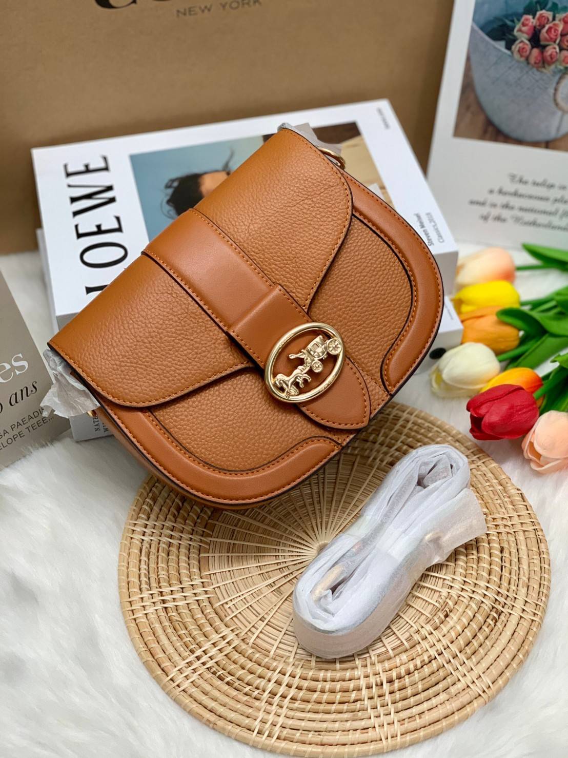 COACH GEORGIE SADDLE BAG ((C3241//C2806//C3593)) 📣มาเพิ่มแล้ว สำหรับสีที่สาวๆรอคอย! กระเป๋าสะพายแบบครอสบอดี้ร์ หนังแท้อย่างดี สวยมากๆค่ะ ด้านหน้ามีอะไหล่โลโก้แบรนด์หรู+ความคลาสสิคเข้ามา เปิดปิดกระเป๋าแบบกระดุมแม่เหล็กภายในมีช่องตอนหน้า และช่องหลัก