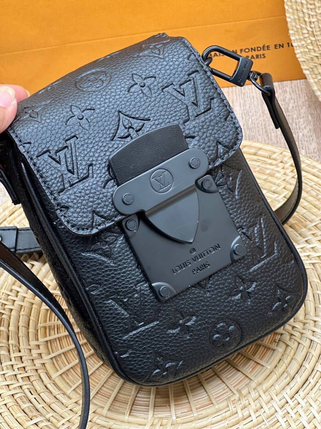 LV S-Lock Vertical wearable wallet / LV Phone bag Black Taurillon Monogram leather Cowhide-leather trim เกรดออริจินอล ใช้ได้ทั้งผู้หญิงผู้ชาย พร้อมส่งที่ไทย ภาพสินค้าถ่ายจากงานขายจริง ใช้งานต่างประเทศได้